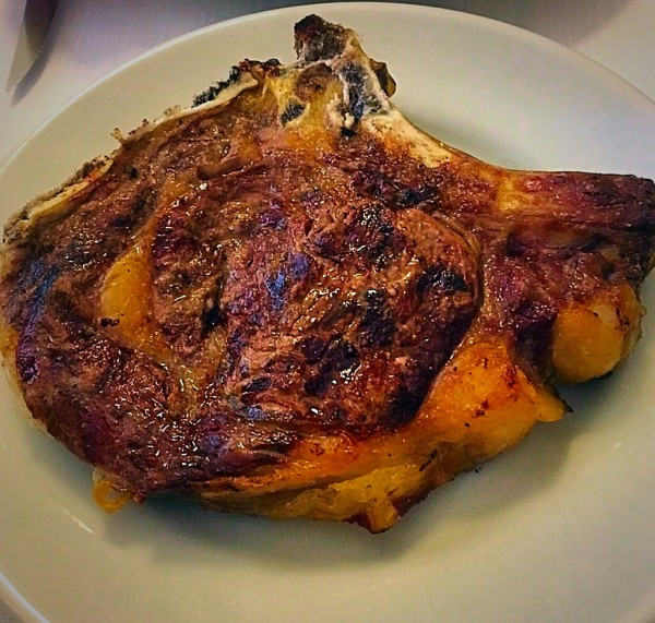 Tem um menu mine, mas tudo nele é maravilhoso e de qualidade fantástica. O forno é a lenha e o resultado é diferenciado. Por isso fazem a melhor Bistecca Fiorentina do pedaço. E o frango na manteiga com espinafre, nunca comi igual... Imperdível!