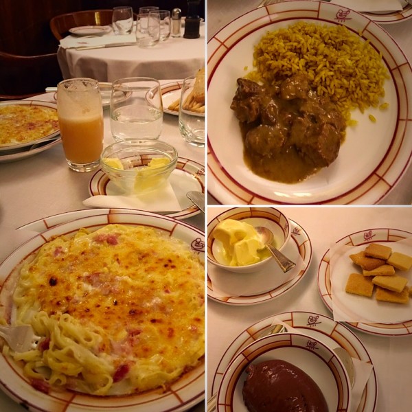 Frequentado por celebridades, seu dono Giuseppe Cipriani, criou o famoso Bellini e o carpaccio. Caro, mas vale cada centavo. Puro glamour! O atendimento inigualável, um garçon para cada duas pessoas.O resultado é uma noite cheias de mimos.