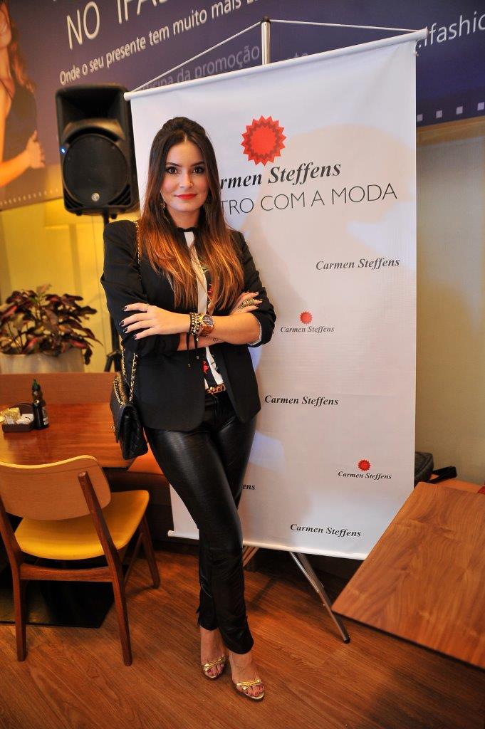 Camila Marins veste calça Le Lis Blanc, sandália Carmem Steffens, blusa e Blazer Zara, bolsa Chanel e acessórios Claudia Arbex