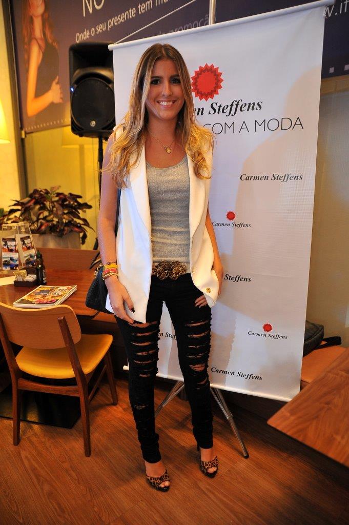 Dandynha Barbosa veste com sandália Carmem Steffens, bolsa Dior, blazer e cinto Mixed, blusa Ffarm e calça Fabulous